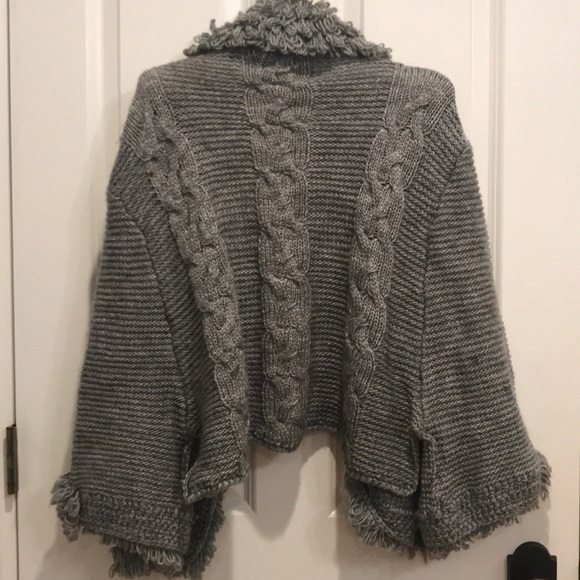 Sisters poncho cape. - Picture 2 of 5
